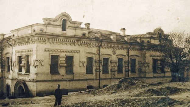 Ипатьевский дом в Екатеринбурге, где в июле 1918 года были расстреляны император Николай II и члены его семьи. Фотография 1928 года