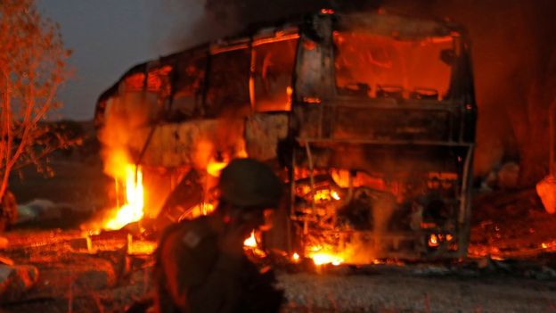 الجيش الإسرائيلي يقول إن حافلة أصيبت بصاروخ