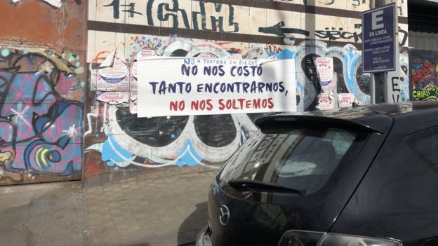 "No nos costó tanto encontrarnos, no nos soltemos", dice un cartel en la periferia de Santiago.