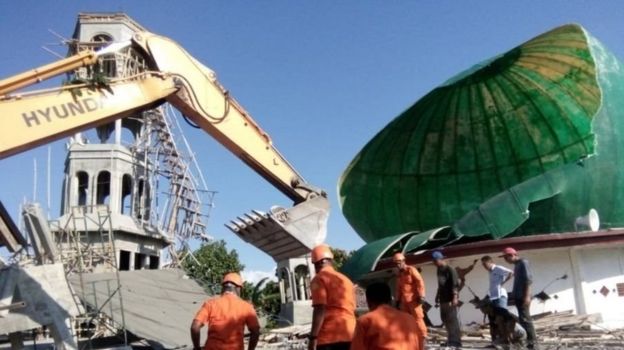 Tim SAR gabungan sedang mengevakuasi korban yang terjebak di dalam masjid yang roboh di desa Lading-Lading, Kecamatan Tanjung, Kabupaten Lombok Utara