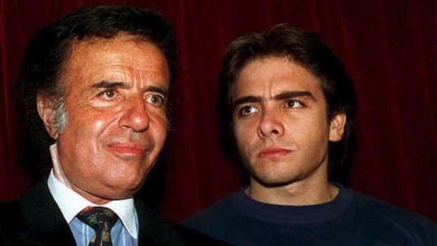 Carlos Menem junior (derecha) era piloto de automóviles, una afición que le heredó a su padre.