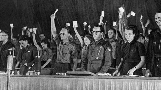 Una de las primeras reuniones de la Juventud Alemana Libre. El tercero por la derecha es Erich Honecker, que llegaría a jefe de estado.