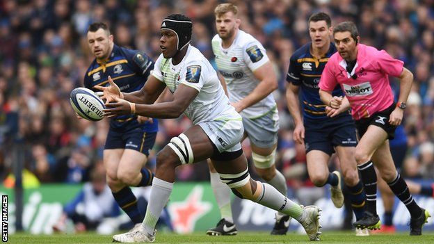 Maro Itoje passes the ball against Leinster