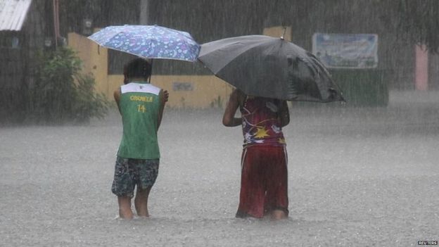 Philippines: Typhoon Goni leaves trail of destruction - BBC News