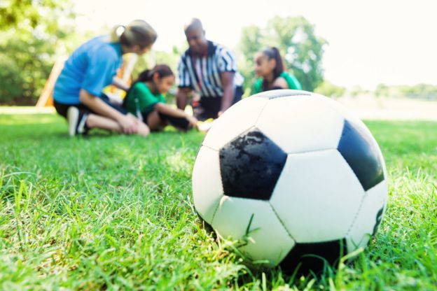 Nniña lesionada en un partido de fútbol.