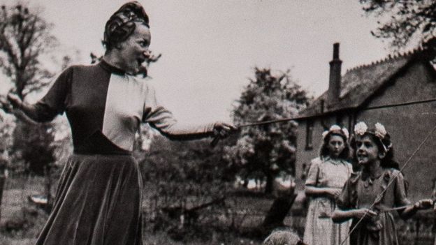 Carmen Miranda faz a dança do maypole com crianças em Weston Turville