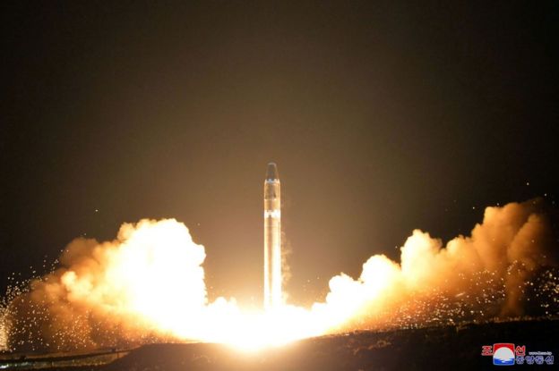 El momento del despegue del misil Hwasong-15, en una imagen difundida por los medios estatales norcoreanos el 30 de noviembre de 2017.