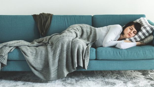 Una mujer duerme la siesta.