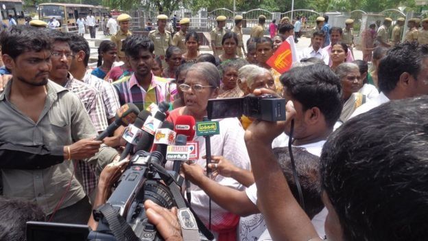 கீதா ராமகிருஷ்ணன் (வலது) (கோப்புப் படம்)