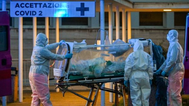 Médicos llevan a un paciente bajo cuidados intensivos a un hospital en Roma.