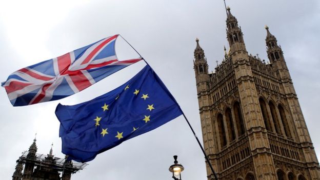 Bandeiras da UE e Reino Unido diante de Westminster