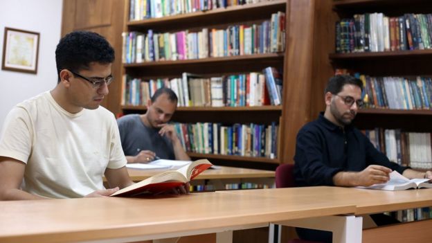 O numer&aacute;rio Jo&atilde;o Carlos Nara Jr (de camisa preta e &oacute;culos), estuda ao lado de dois frequentadores de centro na Tijuca, o administrador de empresas Heitor Milit&atilde;o (de camisa branca) e o concurseiro Vitor Hugo Monteiro (camisa cinza)