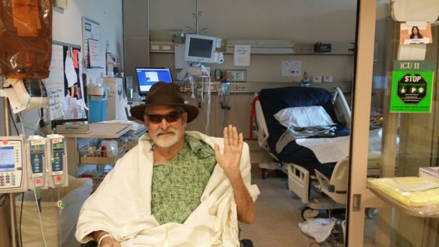 Tom diciendo adiós en la cama de hospital.