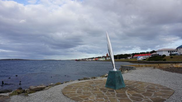 Monumento de metal inclinado hacia el mar en Puerto Stanley, en las Islas Falkland o Malvinas