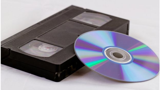 Un casette de VHS y un DVD