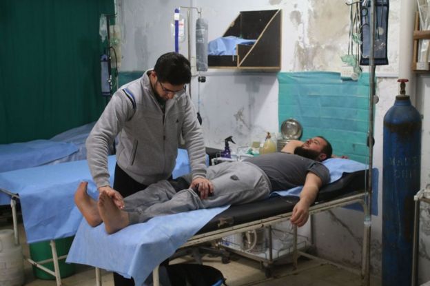 Un médico atiende a un paciente en un hospital subterráneo en Daraa, Siria, en abril de 2018.