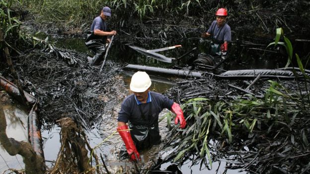 Obreros en un contaminado de Lago Agrio