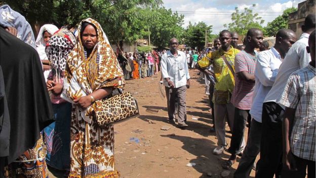 Crowds flock to Mali's 'religious wall sign' - BBC News