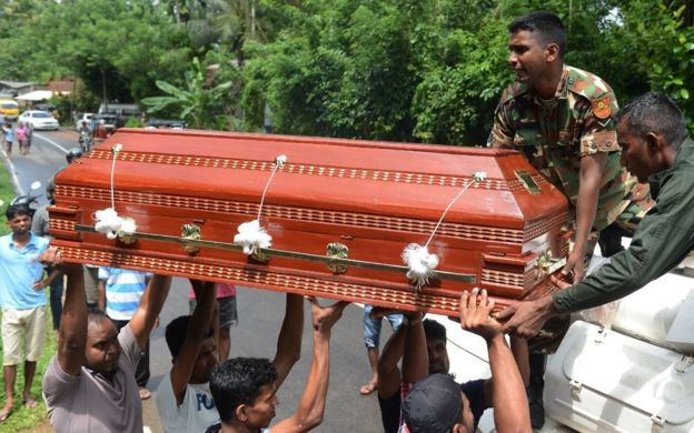 பலியானவர்களை எடுத்து செல்வதற்காக தயார் செய்யப்பட்டுள்ள சவப்பெட்டிகள்