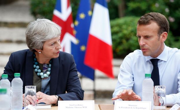 French President Emmanuel Macron (R) with UK Prime Minister Theresa May, 3 Aug 18, in Bormes-les-Mimosas