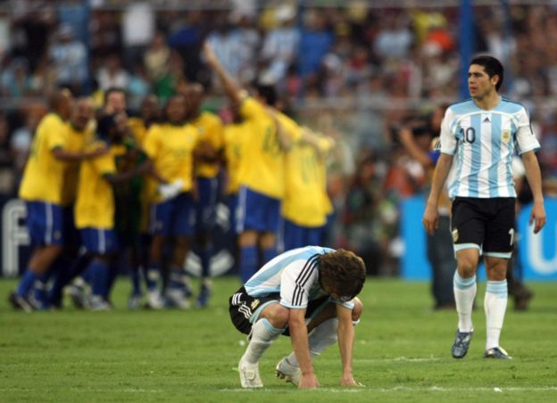 Heinze y Riquelme en primer plano, la celebración de fondo de Brasil.