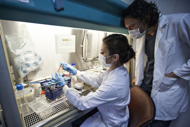 Científicos en un laboratorio
