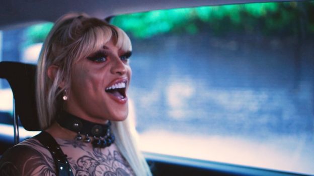 Pabllo Vittar dentro de táxi pelas ruas de Londres