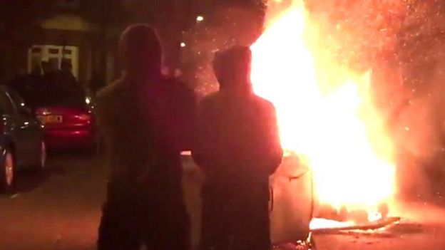 Rave crowd clashes with riot police in Lambeth - BBC News