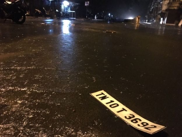 மின் இணைப்பு இல்லை; சாலை எங்கும் வெள்ளம்: நள்ளிரவில் தவித்த சென்னைவாசிகள்