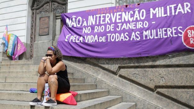 Manifestante junto a una pancarta tras el asesinato de Franco.