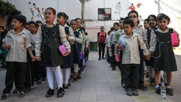 أطفال في المرحلة الابتدائية