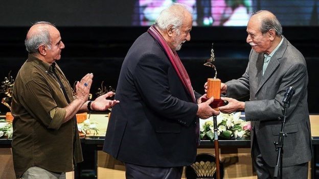 دو سال پیش و در مراسم شهرزاد ناصر ملک‌مطیعی در حال اهدای تندیس به علی‌ نصریان (راست) است و پرویز پرستویی (چپ) در پشت او ایستاده