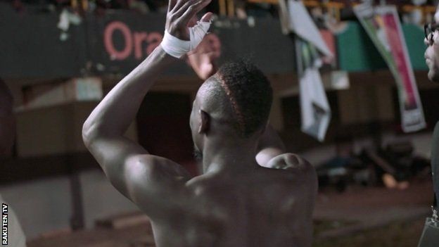 Sadio Mané applaudit les fans du Sénégal