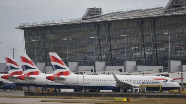 বিমান বন্দরের রানওয়েতে ব্রিটিশ এয়ারওয়েজের বিমান বহর। বেশিরভাগ বিমান এখন আকাশে উড়ছে না।