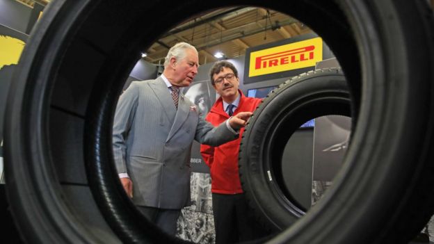 El príncipe Carlos visita la fábrica de Pirelli en Carlisle, Inglaterra.