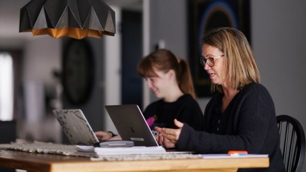 Dos mujeres frente a computadores en Nueva Zelanda