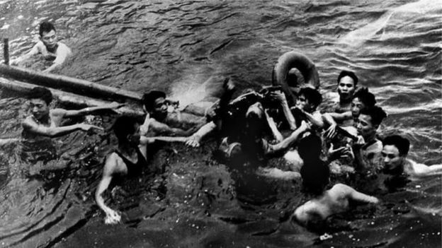 McCain được người dân cứu khỏi hồ Trúc Bạch