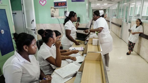 Enfermeiras cubanas em hospital de cardiologia infantil, em Havana