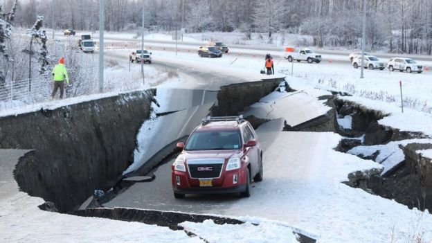Una vía en Anchorage que se rompió y se le abrieron grietas tras el terremoto.