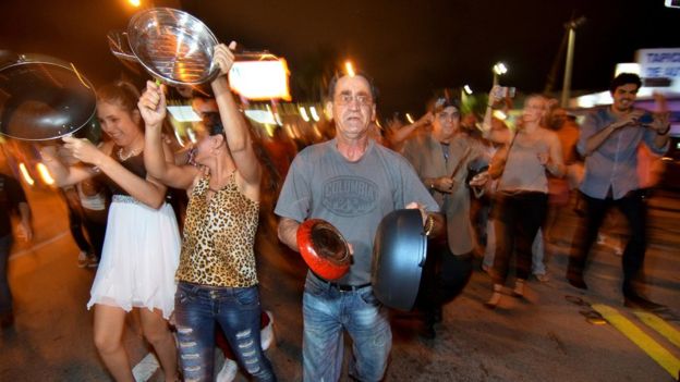 Cubanos sonando cacerolas en La Pequeña Habana tras el anuncio de la muerte de Castro.