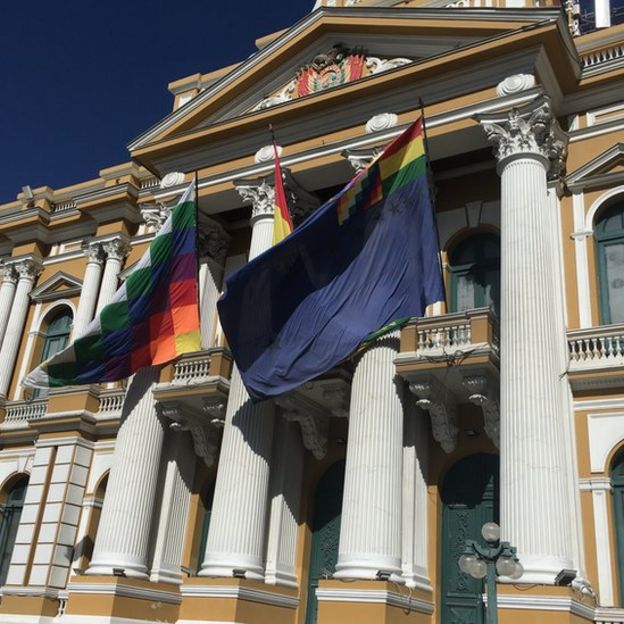 La bandera marítima colgada hondeando en la "Casa grande del pueblo"