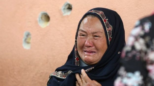 Mujer afgana llorando tras el ataque en el hospital.