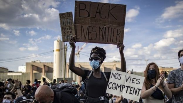 Manifestantes con carteles con el lema Black Lives Matters en París, Francia.