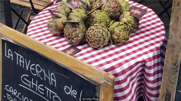 春天,罗马犹太区(原犹太人隔都)的餐厅向食客炫耀新鲜的洋蓟(Credit: Irene Pirca)