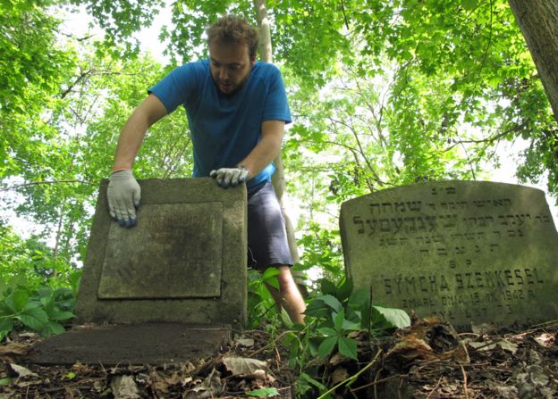 Rescuing Warsaw's overgrown Jewish graves - BBC News