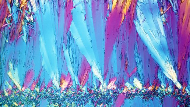 Micrografía de luz polarizada de penicilina, sal de potasio cristalizada en solución acuosa