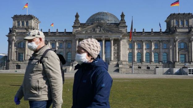 Người dân đeo khẩu trang ở Berlin