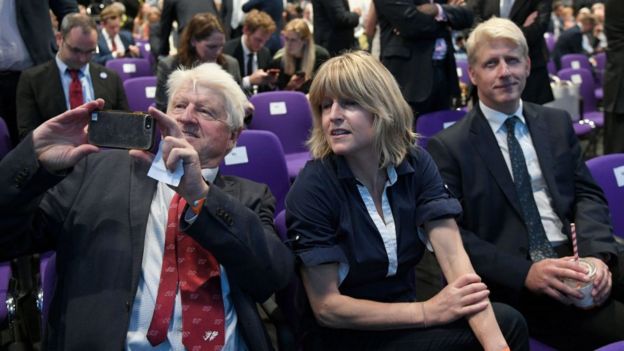 Stanley Johnson, junto a sus hijos Rachel y Jo, cuando Boris Johnson fue elegido lÃ­der del Partido Conservador.