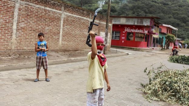 Niños juegan a custodiar un tranque en La Trinidad.