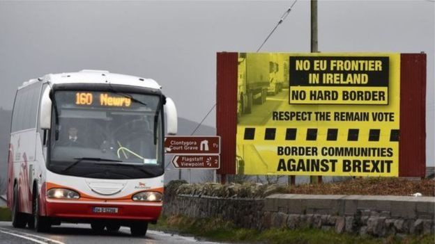 Cartel con protesta sobre la frontera dura en Irlanda.